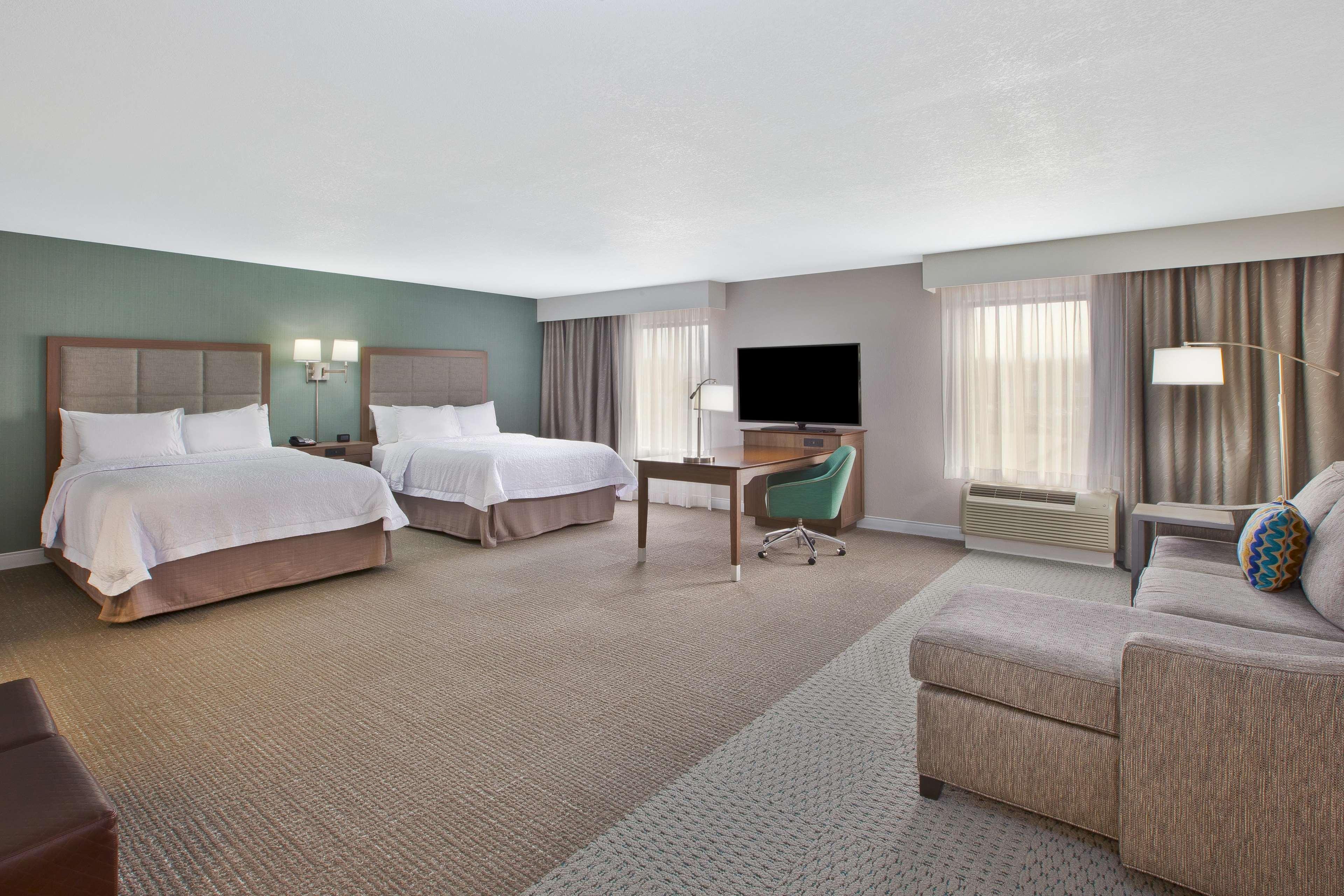 Hampton Inn & Suites Alliance Bagian luar foto