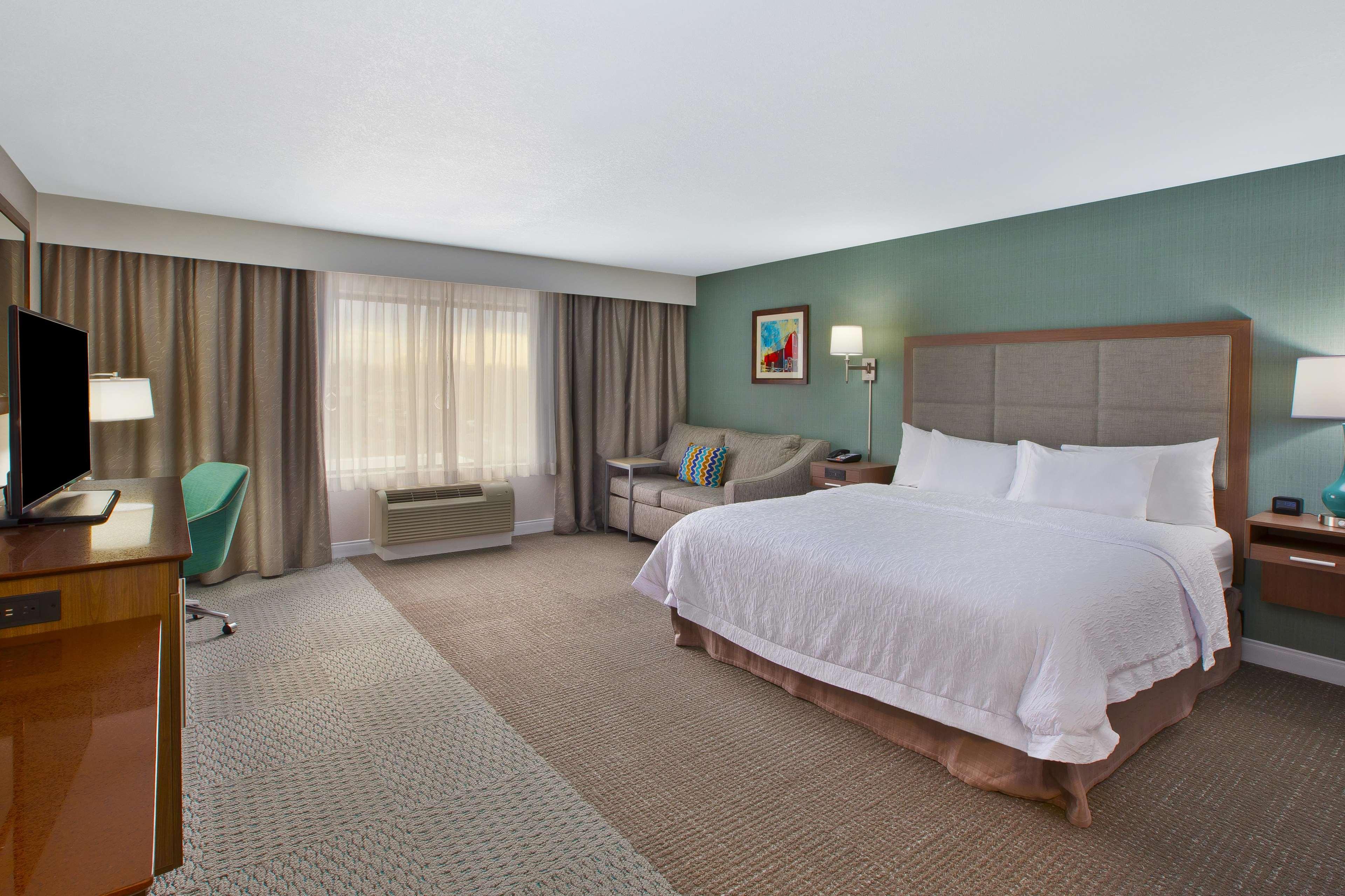 Hampton Inn & Suites Alliance Bagian luar foto