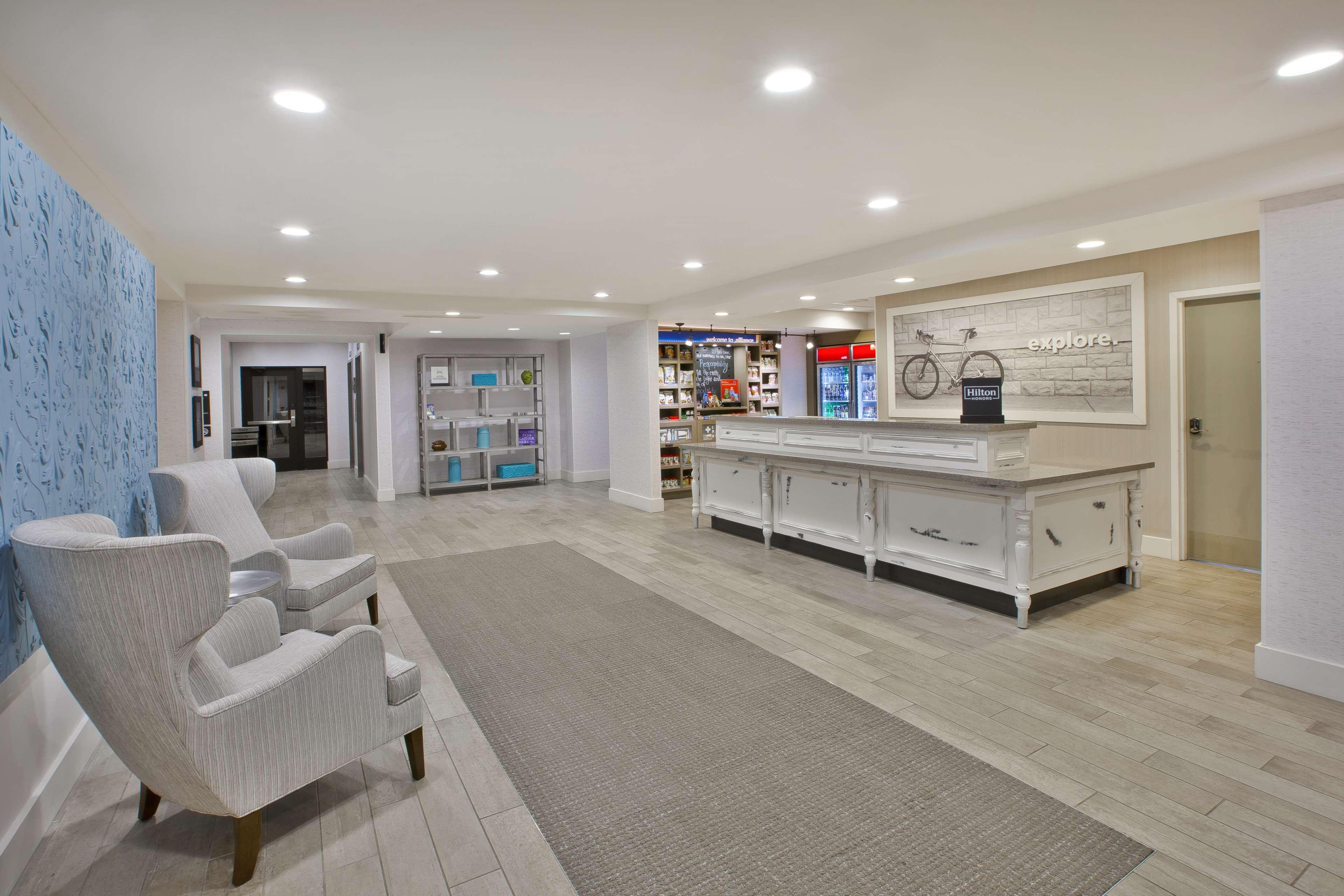 Hampton Inn & Suites Alliance Bagian luar foto