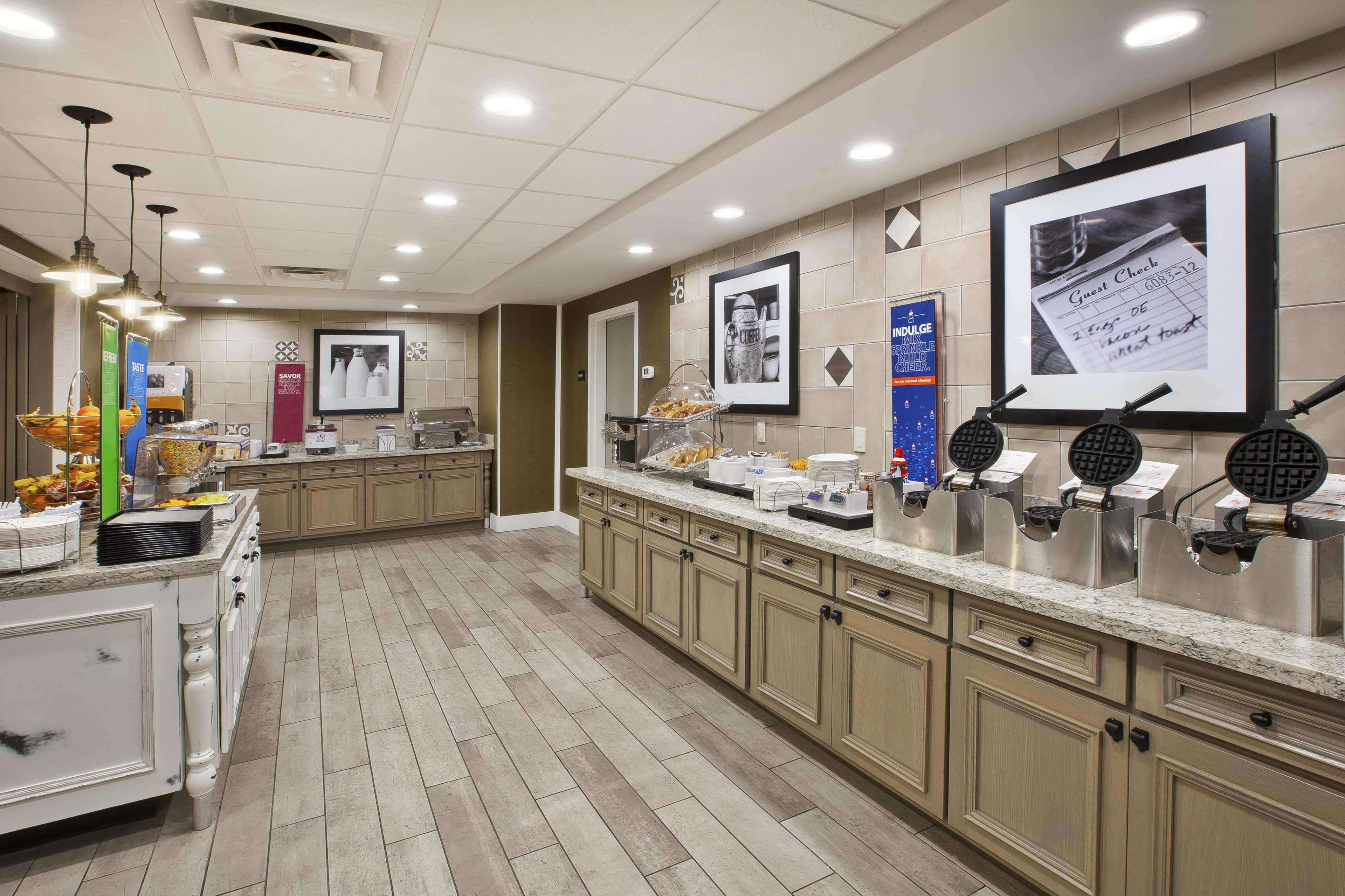 Hampton Inn & Suites Alliance Bagian luar foto