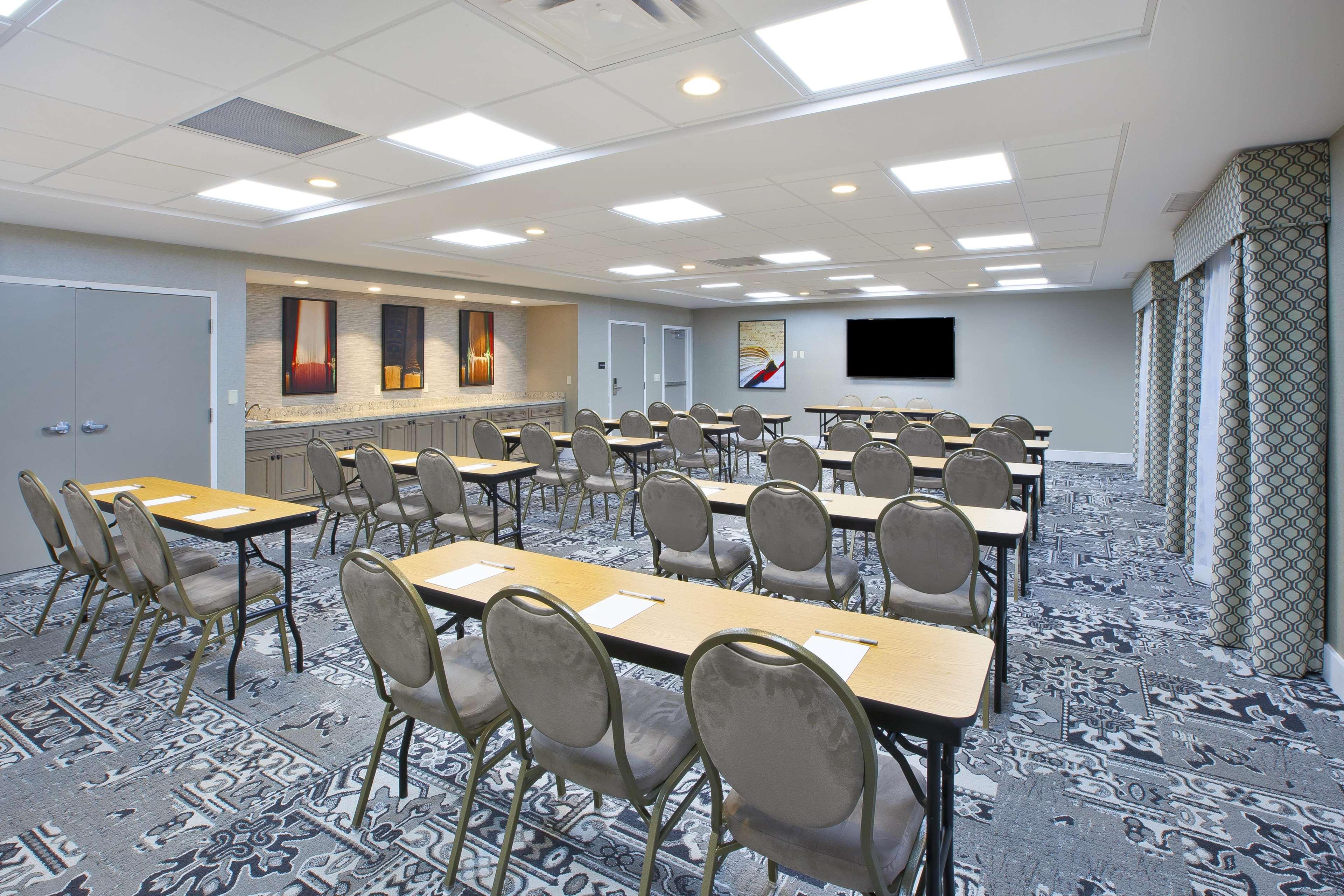 Hampton Inn & Suites Alliance Bagian luar foto