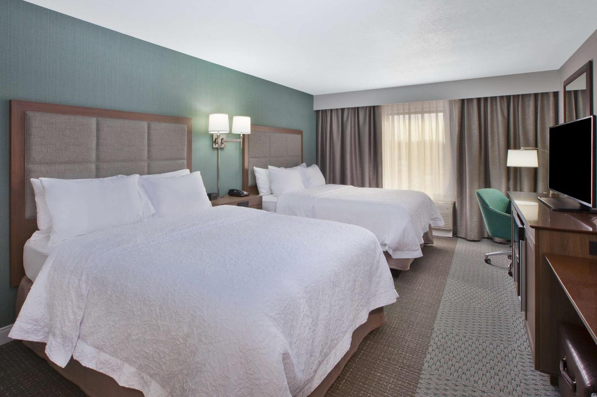 Hampton Inn & Suites Alliance Bagian luar foto