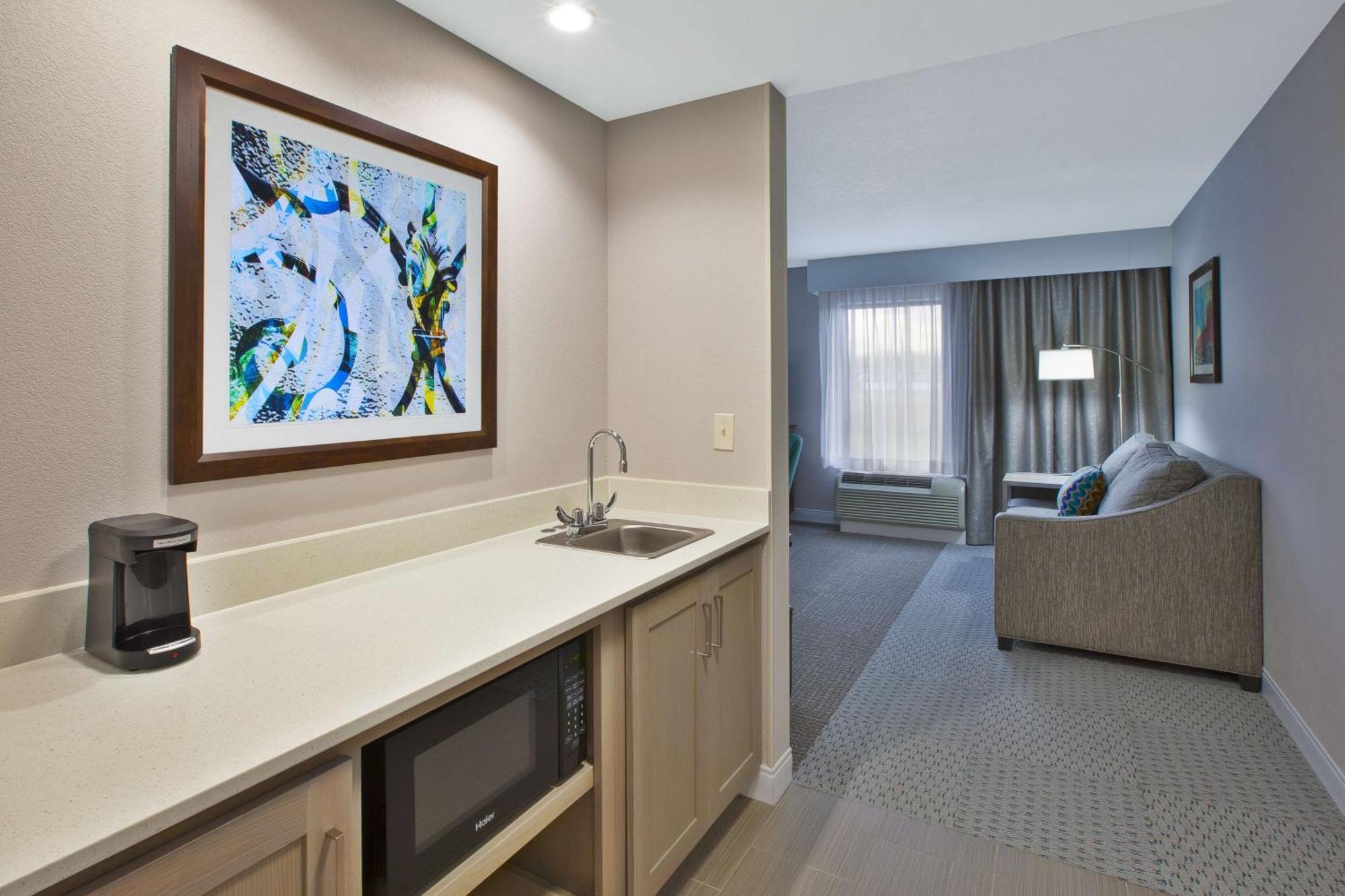 Hampton Inn & Suites Alliance Bagian luar foto