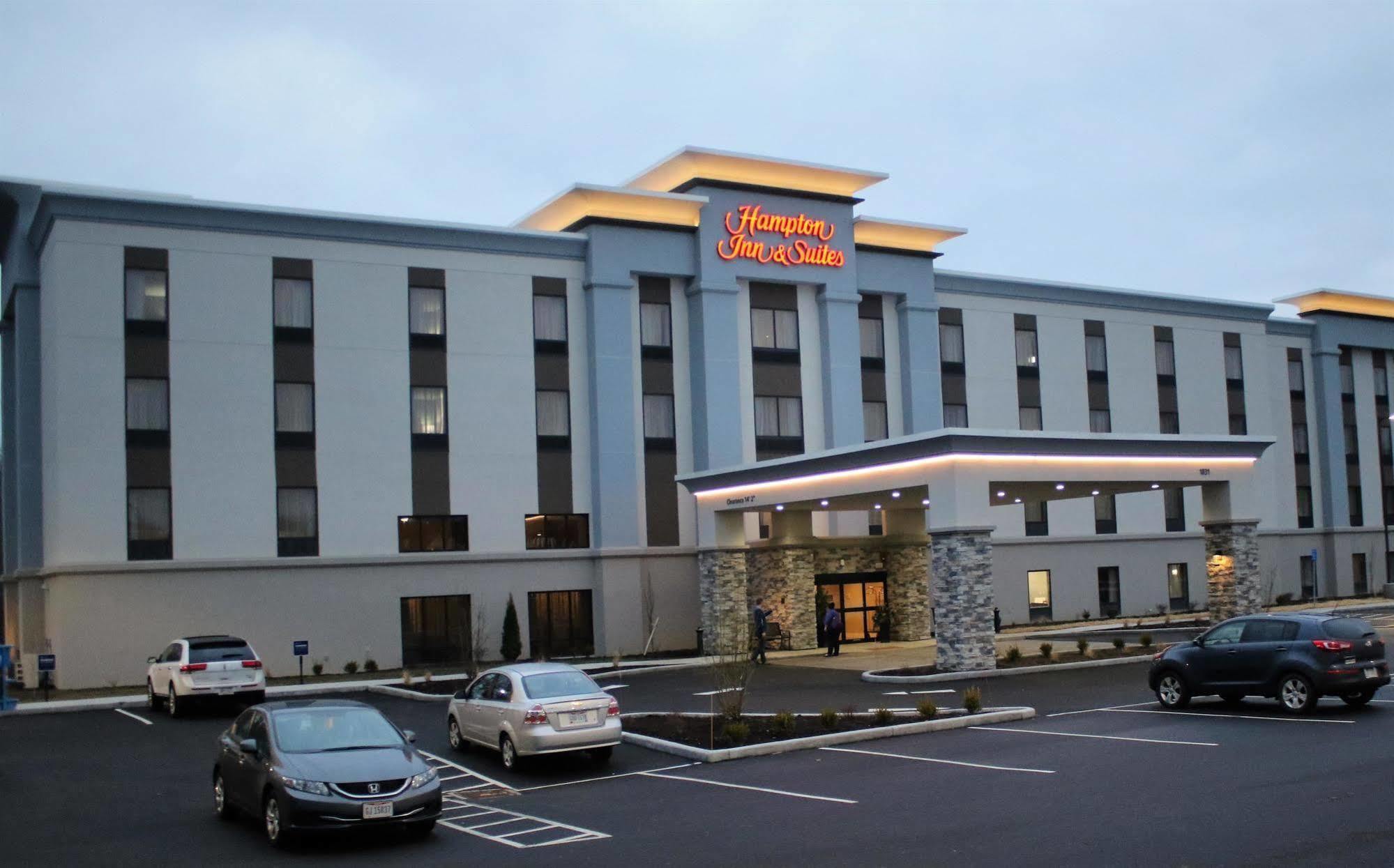 Hampton Inn & Suites Alliance Bagian luar foto