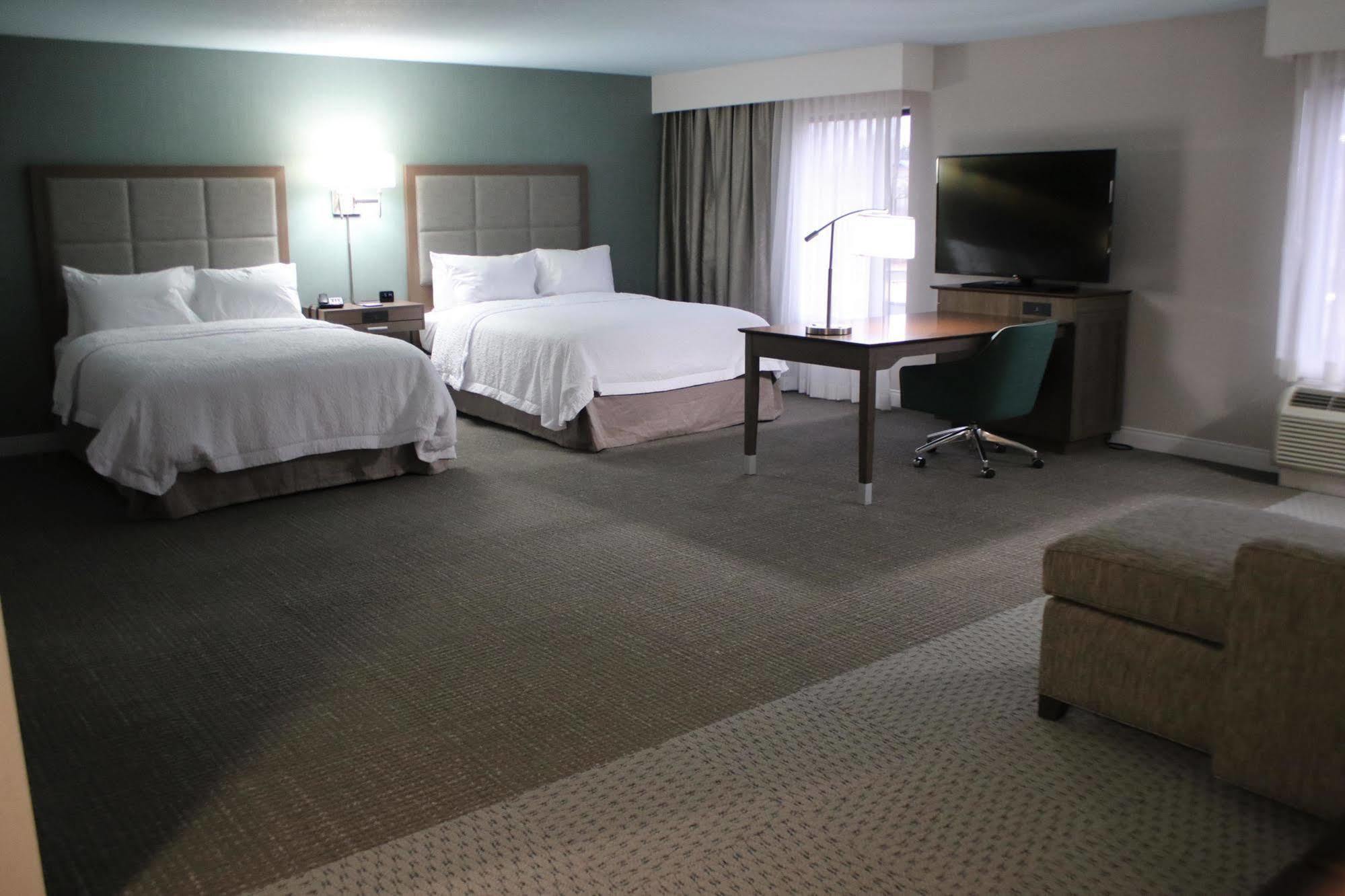 Hampton Inn & Suites Alliance Bagian luar foto
