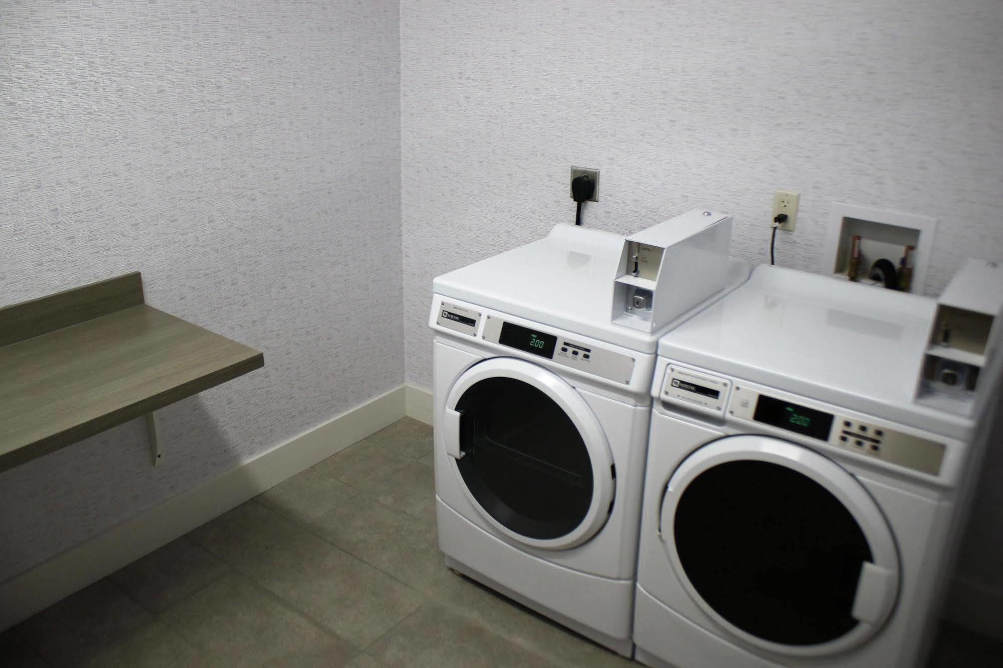 Hampton Inn & Suites Alliance Bagian luar foto